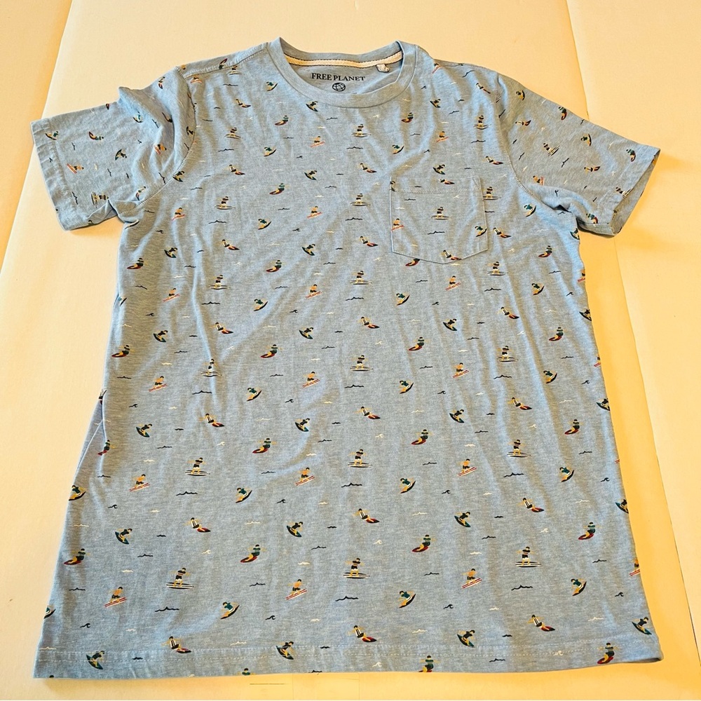 Free Planet Mens SZ Small Baby Blue Short Sleeve Pocket Shirt Tee Surfer Coastal